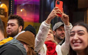 Điều gì giúp iPhone 'vượt mặt' Android trong cuộc chiến thị phần smartphone?