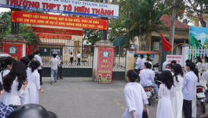 Nhiều học sinh không được dự khai giảng: Có bất thường?