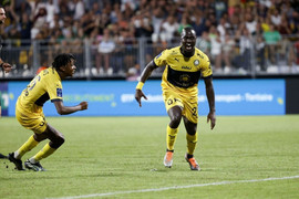 HLV Pau FC khen đẳng cấp của cầu thủ cạnh tranh với Quang Hải