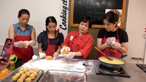 Video: Lớp học làm bánh trung thu handmade hút học viên dịp trung thu