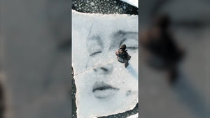 Video: Nghệ sĩ vẽ chân dung trên khối băng khổng lồ