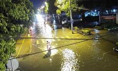 Nhiều tuyến đường tại TP.HCM ngập trong cơn mưa lớn