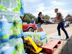 Sinh viên ở Mỹ sống cảnh không thể tắm, học online vì thiếu nước