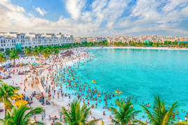 Người Hà Nội vui Tết Độc lập giữa 'biển trong lòng phố'