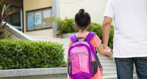 Trẻ cong vẹo cột sống do đeo cặp sách quá nặng