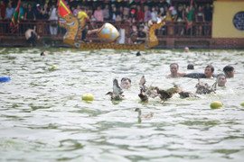 Ảnh: Người dân tham gia 'ném bưởi, bắt vịt' ở lễ hội của làng Triều Khúc