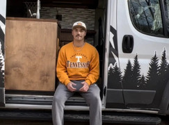 Sống trong xe van, nam sinh Mỹ tiết kiệm 1.500 USD mỗi tháng