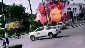 Video: Nổ máy biến thế ở Thái Lan, người đi đường hoảng sợ