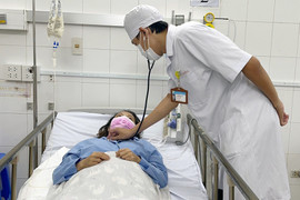 Cô gái nguy kịch vì biến chứng sốt xuất huyết 