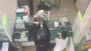  Video: Nghi phạm cướp ngân hàng ở Đồng Nai rút súng uy hiếp, lấy tiền tẩu thoát