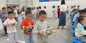 Học trò mẫu giáo nín thở, lò dò bưng cơm canh