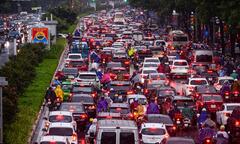 Mưa kéo dài nhiều giờ, người Hà Nội chôn chân trên đường về nhà