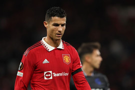 Nữ hoàng Anh qua đời: Man Utd treo cờ rủ, Arsenal mặc niệm giữa trận đấu