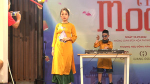Video: Dàn người mẫu nhí trình diễn áo dài trên nền nhạc DJ ở Hà Nội