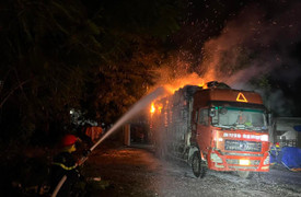 Xe tải chở hàng chục tấn nguyên liệu làm vàng mã cháy ngùn ngụt trong đêm