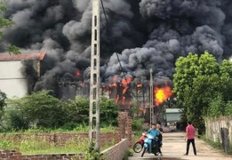 Cháy cơ sở sản xuất chăn ga gối đệm ở Hà Nội, 3 người bị thương