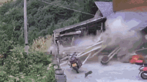 Video: Tảng đá nặng 3 tấn xuyên thủng ngôi nhà ở Trung Quốc