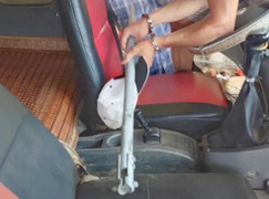 Đứng vẫy xe bên đường, người đàn ông bị đánh gãy xương hàm