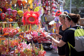 Phố Hàng Mã hút hồn du khách nước ngoài