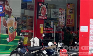 Truy bắt kẻ dùng vật giống súng cướp tiền tại cửa hàng tiện lợi ở TP.HCM