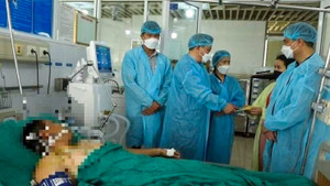 Một công an xã bị thương trong vụ cháy xưởng chăn ga gối đệm ở Hà Nội