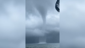 Video: Vòi rồng cao cả trăm mét xuất hiện trên biển Phú Quốc