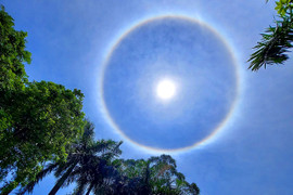 Ánh hào quang hiếm gặp xuất hiện giữa trưa ở Quảng Ninh