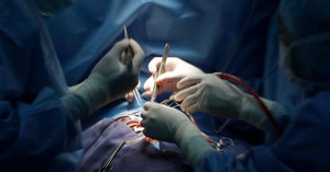 Bé trai 12 tuổi có lồng ngực hình ức gà