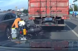 Chàng trai tức giận vì bị ô tô tông ngã nhưng nín nhịn khi biết danh tính tài xế