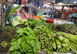 Giá xăng rẻ nhất từ đầu năm: Rau xanh, thực phẩm vẫn đắt đỏ