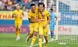 HLV Kiatisak: 'Cầu thủ HAGL cần chuyên nghiệp đến phút cuối của hợp đồng'