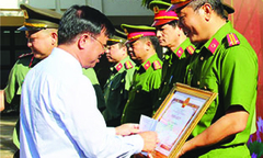 Bí thư Đồng Nai khen thưởng lực lượng phá án vụ cướp ngân hàng