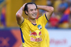 Video: 2 lần bị trọng tài từ chối phạt đền, Văn Toàn ôm đầu chán nản