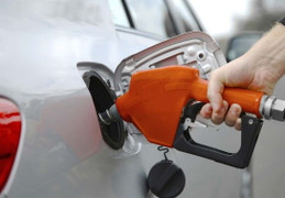 Giá xăng tiếp tục giảm, người đi ô tô mất bao nhiêu tiền để đổ đầy bình xăng?