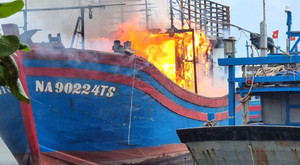 Đà Nẵng: Cháy tàu cá tại âu thuyền Thọ Quang