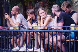 Trước thông tin bị dẹp, 'phố cà phê đường tàu' càng đông khách hơn