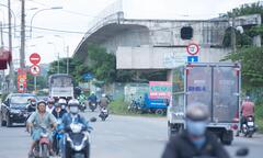 TP.HCM: Cầu Tăng Long 'đắp chiếu', cầu sắt tạm ọp ẹp khiến dân ám ảnh