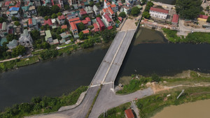 Video: Vướng 6 hộ dân, cầu hơn 100 tỷ đồng ở Hà Nội thi công dang dở