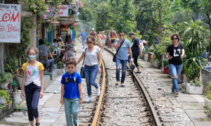 Cục Đường sắt đề nghị Hà Nội dẹp 'phố cà phê đường tàu'