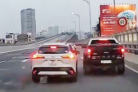 Hai ô tô chèn ép nhau, các phương tiện ùn tắc kéo dài trên đường Hà Nội