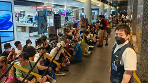 Người Việt được xếp hàng mua iPhone 14 Pro nhưng chịu nhiều hạn chế