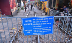 Ảnh: Hà Nội dẹp 'phố cà phê đường tàu'