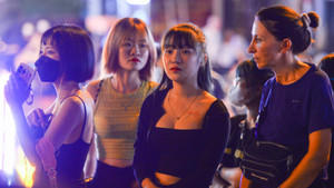 'Phố cà phê đường tàu' bị rào chắn trong đêm, du khách tiu nghỉu rời đi