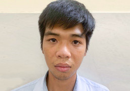 Theo bố mẹ tới quán internet, bé gái bị nam thanh niên giở trò đồi bại