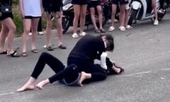 Nhiều học sinh quay clip 2 nữ sinh ở Thừa Thiên - Huế đánh nhau tại sân bóng