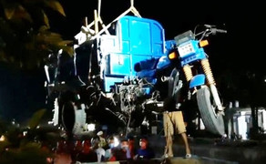 Quảng Bình: Đang ngồi trên vỉa hè, 3 bà cháu bị xe ba gác tông thương vong