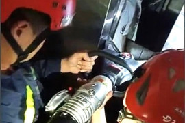 Đà Nẵng: Giải cứu 2 người mắc kẹt trong thang máy lúc rạng sáng