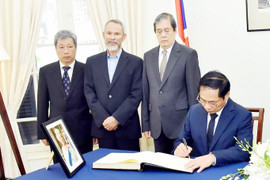 Bộ trưởng Ngoại giao Bùi Thanh Sơn tham dự Lễ tang của Nữ hoàng Anh