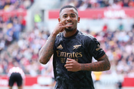 Đánh bại Brentford, Arsenal lấy lại ngôi đầu từ Man City