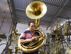 Ảnh: Gia đình 3 thế hệ gắn bó với nghề sửa kèn đồng